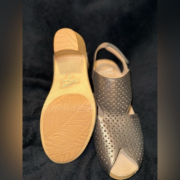 Dansko Silver Sandals with Perforated Upper and Slingback new* - Picture 6 of 16